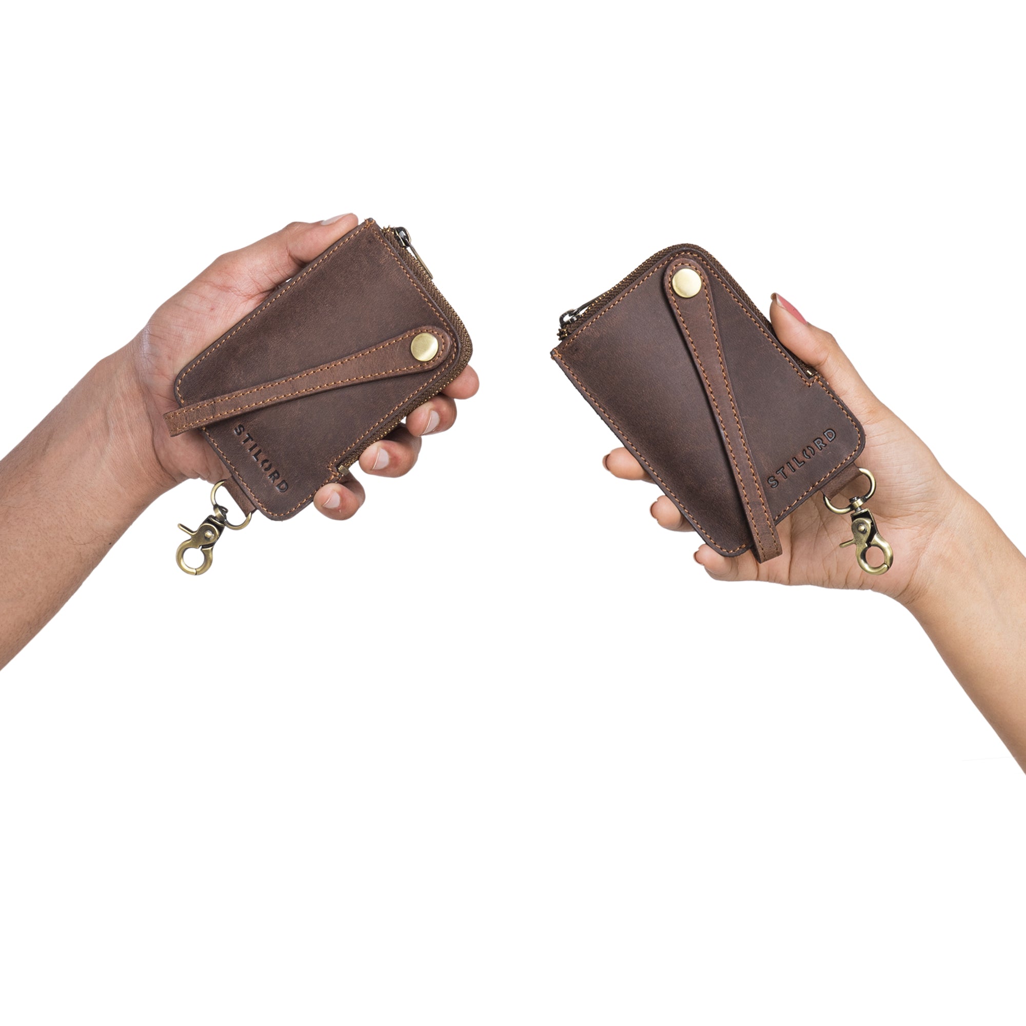 Schlüsseltasche Leder braun in der Hand eines Herren und einer Dame